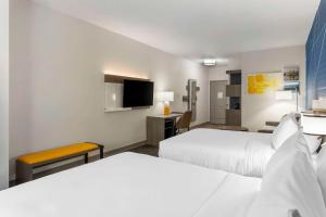 Postel nebo postele na pokoji v ubytování Comfort Suites