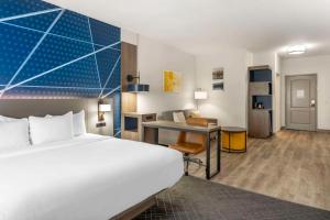 Postel nebo postele na pokoji v ubytování Comfort Suites