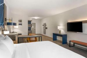 Postel nebo postele na pokoji v ubytování Comfort Suites
