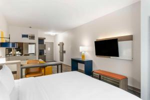 Kuchyň nebo kuchyňský kout v ubytování Comfort Suites