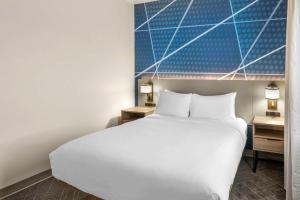 Postel nebo postele na pokoji v ubytování Comfort Suites