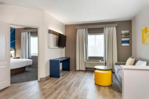 Postel nebo postele na pokoji v ubytování Comfort Suites
