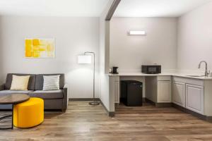 Kuchyň nebo kuchyňský kout v ubytování Comfort Suites