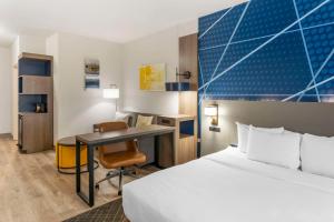 Postel nebo postele na pokoji v ubytování Comfort Suites