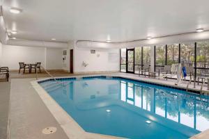 - une grande piscine d'eau bleue dans un bâtiment dans l'établissement Comfort Suites Elgin, à Elgin