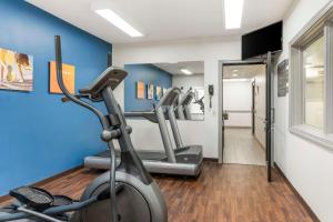 Fitness centrum a/nebo fitness zařízení v ubytování Comfort Suites