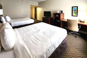 Habitación de hotel con 2 camas y escritorio en Comfort Inn & Suites Mount Pocono, en Mount Pocono