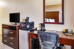 紐波特的住宿－紐波特伊克諾汽車旅館，客房设有书桌、微波炉和电视。