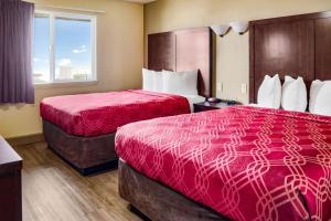 ein Hotelzimmer mit 2 Betten und einem Fenster in der Unterkunft Econo Lodge in Newport