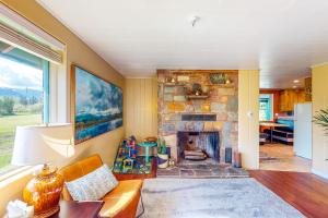 a living room with a fireplace and a couch at Daylily Cottage in Sandpoint