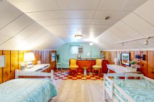 um quarto com duas camas e uma mesa e cadeiras em Daylily Cottage em Sandpoint