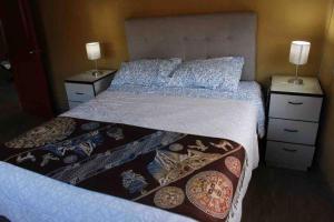 1 dormitorio con 2 camas y 2 mesitas de noche en Casa Machupicchu - Huayllabamba, Urubamba Cusco, Perú, 