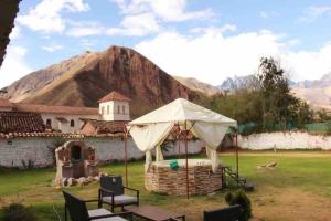 a tent in a yard with a mountain in the background at Casa Machupicchu - Huayllabamba, Urubamba Cusco, Perú 