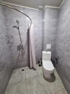 Koupelna v ubytování ReveL HoteL
