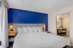 Postel nebo postele na pokoji v ubytování Comfort Inn & Suites Voorhees-Mt Laurel