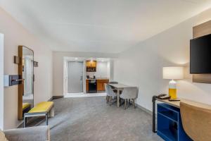 TV a/nebo společenská místnost v ubytování Comfort Inn & Suites Voorhees-Mt Laurel
