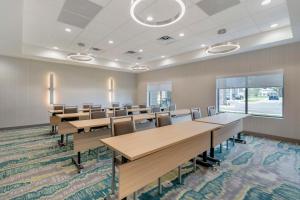 une salle de classe avec des tables et des chaises dans un bâtiment dans l'établissement Best Western Plus Winter Haven Inn & Suites, à Winter Haven