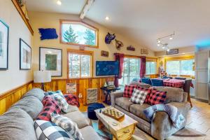 uma sala de estar com dois sofás e uma mesa em Loon Lake Retreat em Loon Lake