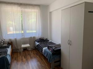 2 Zimmer Wohnung 1min Messe Köln في كولونيا: غرفة نوم بسريرين ونافذة