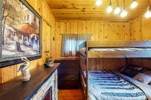 1 Schlafzimmer mit 2 Etagenbetten in einer Hütte in der Unterkunft Loon Lake Retreat in Loon Lake