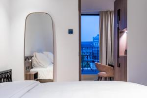 Un pat sau paturi într-o cameră la ONE TWO FOUR - Hotel & Spa