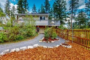 ein Haus mit einem Zaun davor in der Unterkunft Loon Lake Retreat in Loon Lake