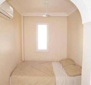 a white room with a bed and a window at Didim Yazlik Ev 1 in Didim