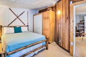 1 dormitorio con 1 cama en una habitación en A Hobbit Adventure Cabin on Clear Creek, en Black Hawk