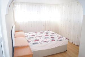 a small bedroom with a bed with a window at Didim Yazlik Ev 1 in Didim