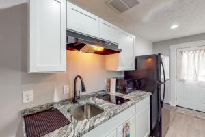Kuchyňa alebo kuchynka v ubytovaní Greenwood Getaway Apartment