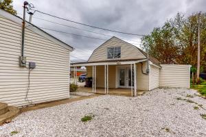 una casa con garaje al lado de un edificio en Greenwood Getaway Apartment en Greenwood