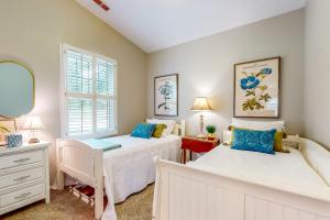 um quarto com 2 camas e um espelho em HomeSted Cottage em Dallas