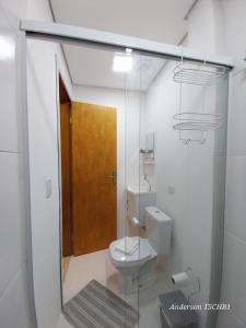 baño con aseo y ventana de cristal en VHL Apartamentos, en Campos do Jordão 21 fotos más