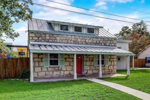 Το κτήριο όπου στεγάζεται  η παραθεριστική κατοικία