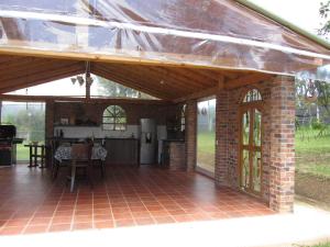 派帕的住宿－Posada Rural, Colinas y Senderos，户外庭院设有遮阳篷和桌椅。