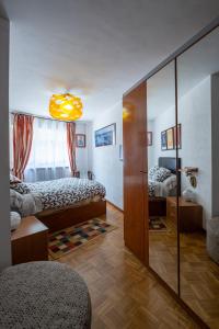 ein Schlafzimmer mit zwei Betten und einer Glaswand in der Unterkunft La Plata VUT LE 0614 in León + 52 Fotos