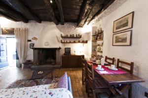 A seating area at Casa Graziella al Borgo
