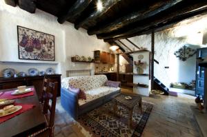 A seating area at Casa Graziella al Borgo