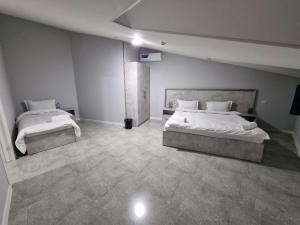 Postel nebo postele na pokoji v ubytování ReveL HoteL