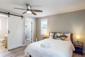 a bedroom with a white bed and a ceiling fan at The Georgia Peach in Bloomingdale