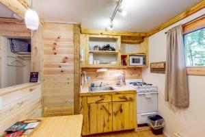 cocina con fregadero y fogones en Cedaredge Lodge, Cabin 7, en Cedaredge