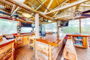 een grote houten tafel in een kamer met houten vloeren en plafonds bij Cedaredge Lodge, Cabin 3 in Cedaredge