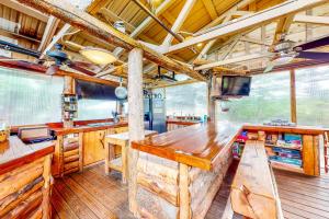 una gran mesa de madera en una habitación con suelo y techo de madera en Cedaredge Lodge, Cabin 7 en Cedaredge