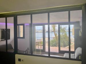 Telewizja i/lub zestaw kina domowego w obiekcie MarinesAppartement, Le quai Tropézien marina