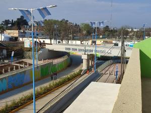 a bridge over a road with people walking under it at ESPACIO UNO d in Belén de Escobar