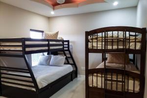 a room with two bunk beds in a room at Timeless Memories in Los Fresnos +23 photos