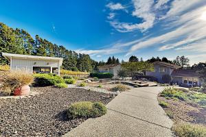 una casa con jardín y entrada para coches en Vinyard Cottage, en Sebastopol