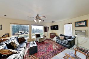 una sala de estar con un sofá y una mesa en Vinyard Cottage, en Sebastopol