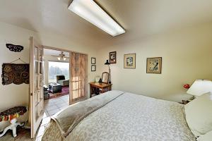 セバストポルにあるVinyard Cottageのベッドルーム(大型ベッド1台付)、リビングルームが備わります。