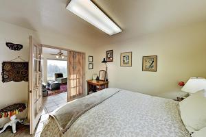 Un dormitorio con una cama grande y una sala de estar. en Vinyard Cottage, en Sebastopol